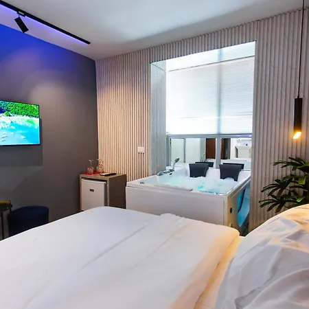 Luxury By The Bubbles Jacuzzi Szálloda Tirana