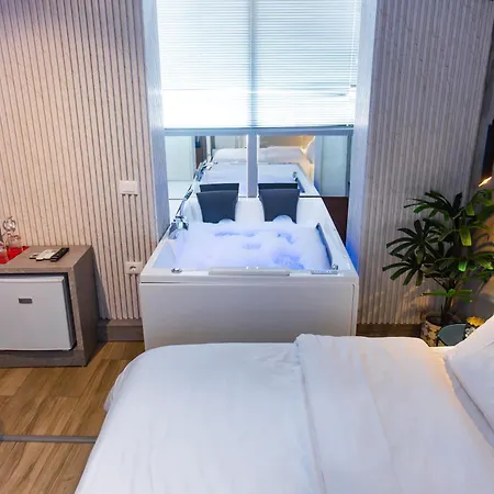 Szálloda Luxury By The Bubbles Jacuzzi Tirana