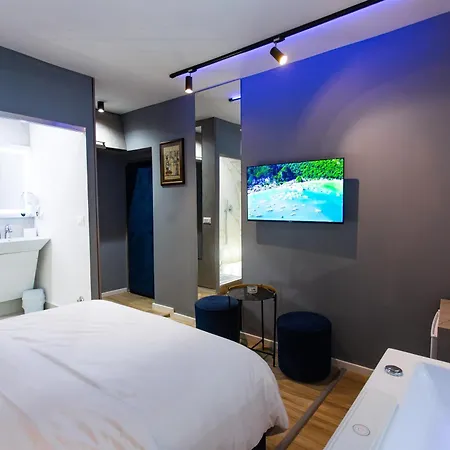 Luxury By The Bubbles Jacuzzi Tirana