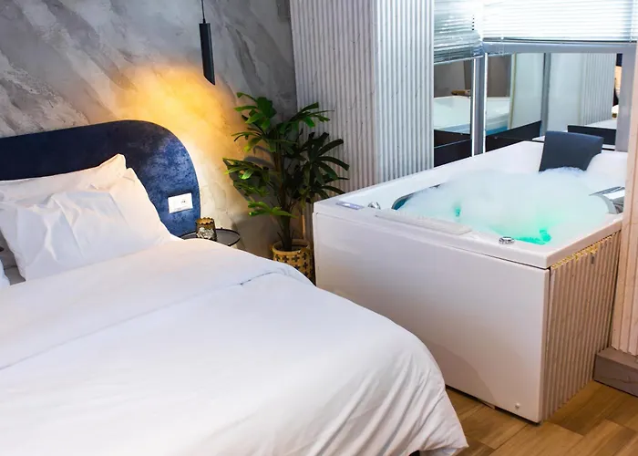 Otel Luxury By The Bubbles Jacuzzi