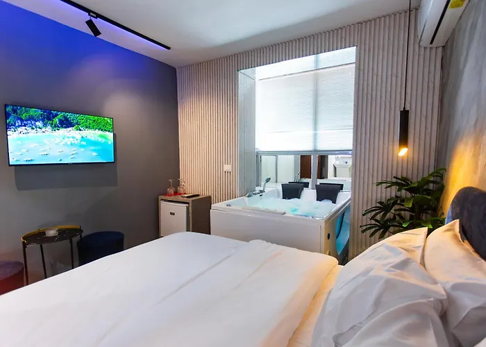 Luxury By The Bubbles Jacuzzi Otel Tiran