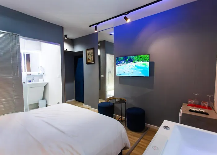 Luxury By The Bubbles Jacuzzi Tiran