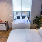 Hotel Luxury By The Bubbles Jacuzzi Tirana