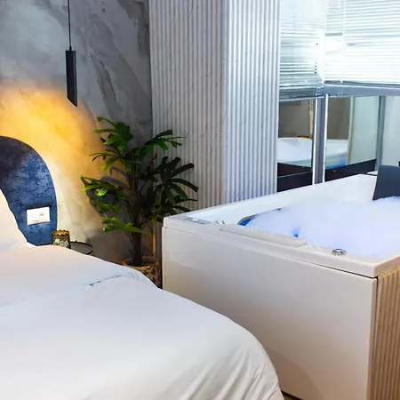 Hotel Luxury By The Bubbles Jacuzzi 3*