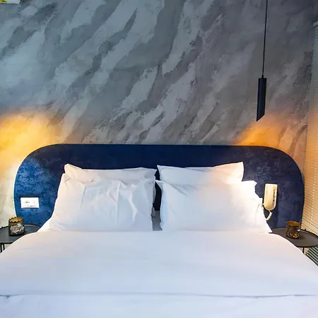 Luxury By The Bubbles Jacuzzi Hotel Tirana