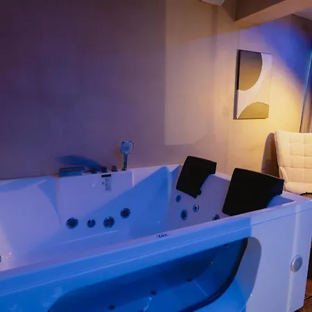 Luxury By The Bubbles Jacuzzi Hotel