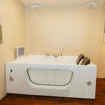 Hotel Luxury By The Bubbles Jacuzzi