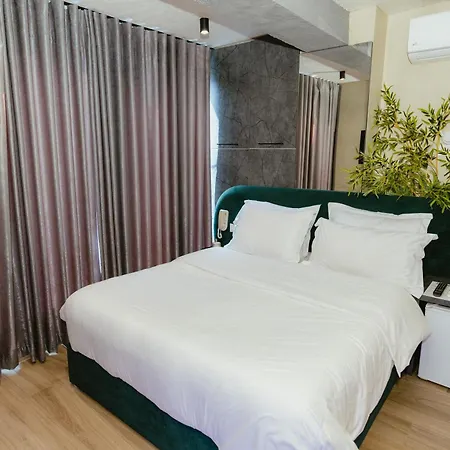 Luxury By The Bubbles Jacuzzi 3* Tirana