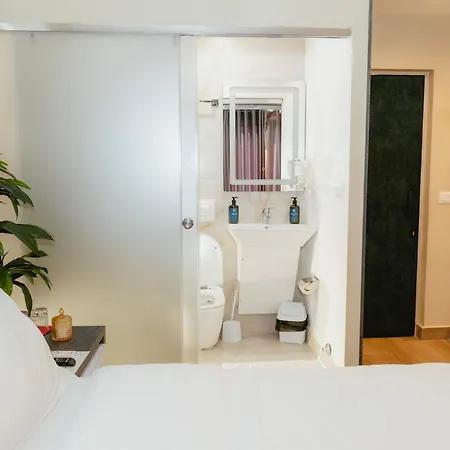 Luxury By The Bubbles Jacuzzi Hotel 3*