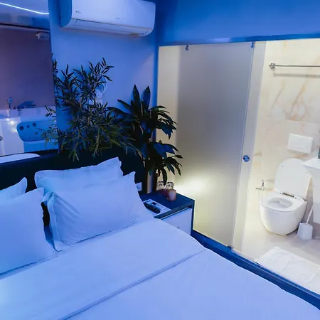 Luxury By The Bubbles Jacuzzi 3* Tirana