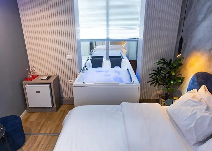 Hotel Luxury By The Bubbles Jacuzzi Tirana
